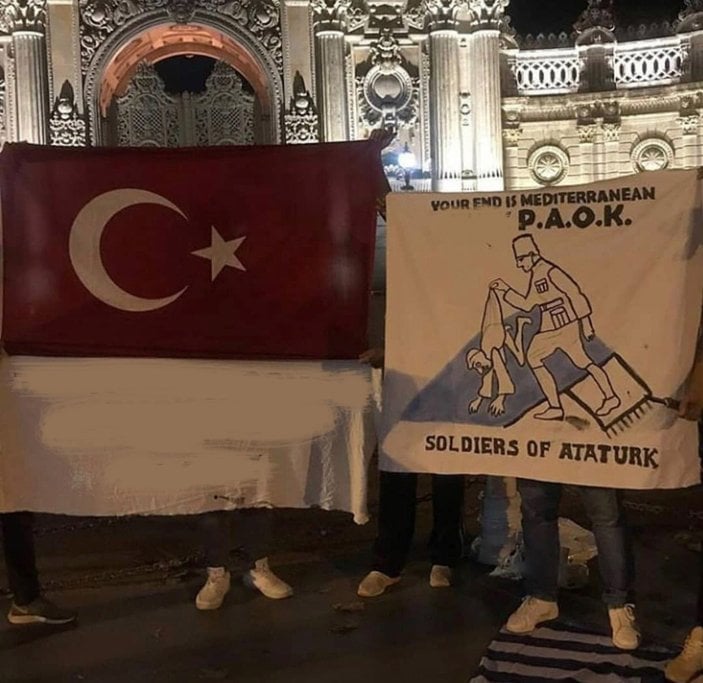 Beşiktaş taraftarından PAOK maçı öncesi göndermeli pankart