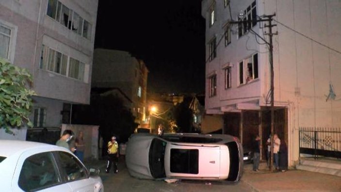 Maltepe'de araç cami merdivenlerine çarptı: 2 yaralı