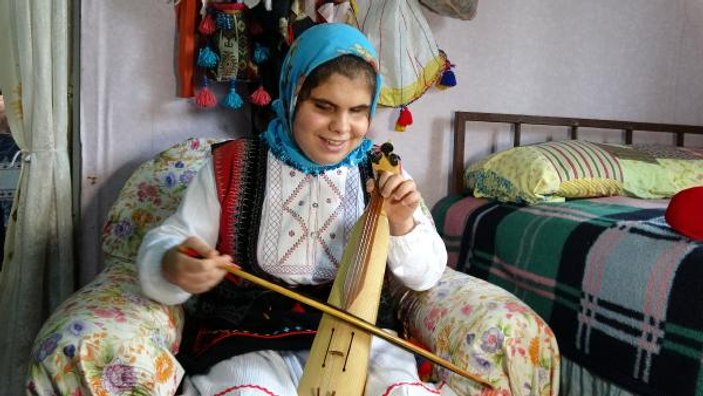 Trabzon'da görme engelli Esenay hayatını müziğe adadı