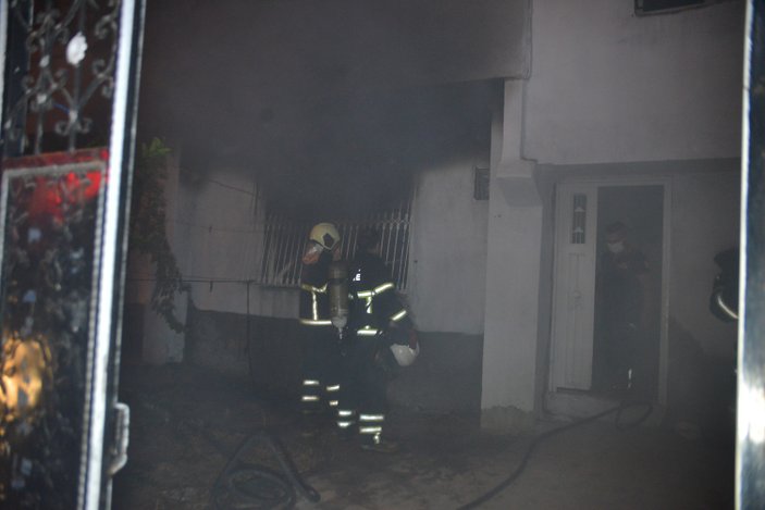 Adana’da içerisinde kimsenin olmadığı iki katlı ev kundaklandı