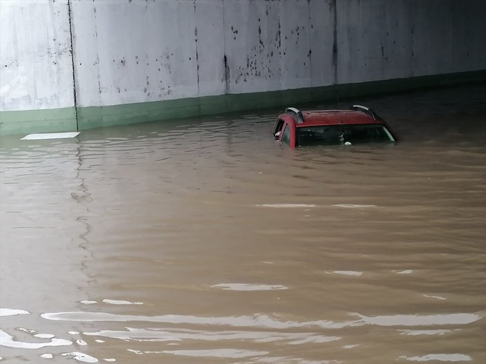 Samsun’da şiddetli yağış sonrası su baskınları oldu
