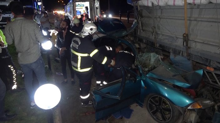 Kırıkkale'de bir otomobil tırın altına girdi: 1 ölü 4 yaralı