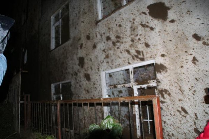 Rize'de heyelan nedeniyle 2 bina tahliye edildi
