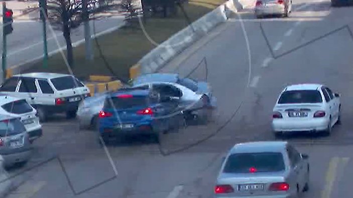 Kırıkkale'de dikkatsiz sürücünün kaza anı