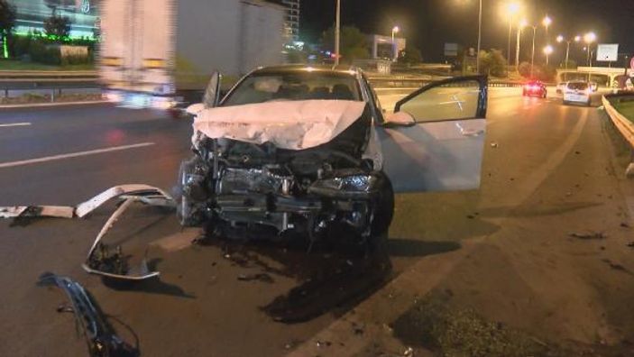 d Maltepe’te makas atarak lüks otomobile çarpan sürücü kaçtı