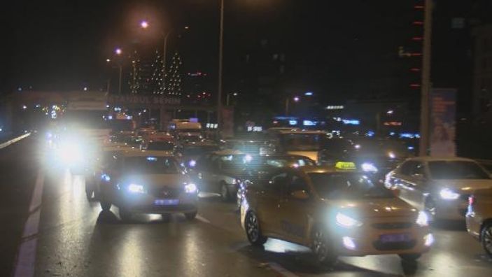 d Maltepe’te makas atarak lüks otomobile çarpan sürücü kaçtı