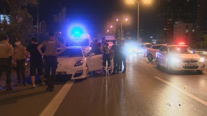 d Maltepe’te makas atarak lüks otomobile çarpan sürücü kaçtı