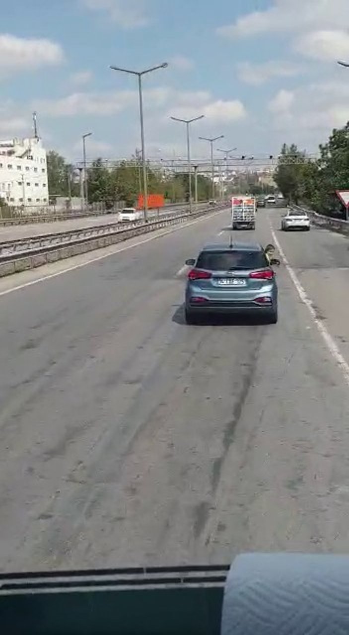 İstanbul'da dakikalarca süren tehlikeli yolculuk kamerada