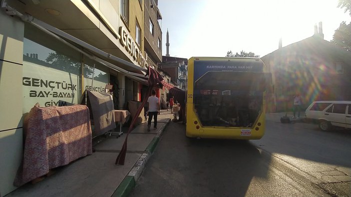 Bursa’da yolcu otobüsü şoförü, tırı sollarken tenteye çarptı