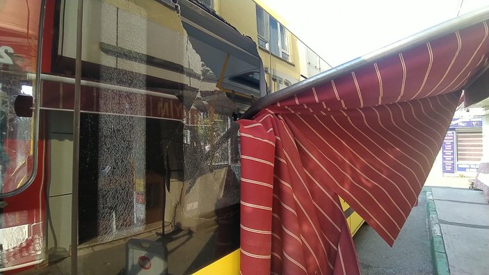 Bursa’da yolcu otobüsü şoförü, tırı sollarken tenteye çarptı