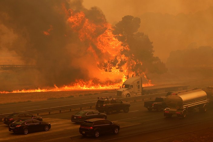 California'da yangınlar 625'ten fazla noktada sürüyor