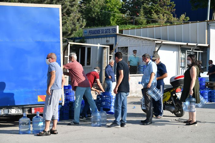 i Eskişehir'de su kuyruğundaki vatandaşlar isyan etti