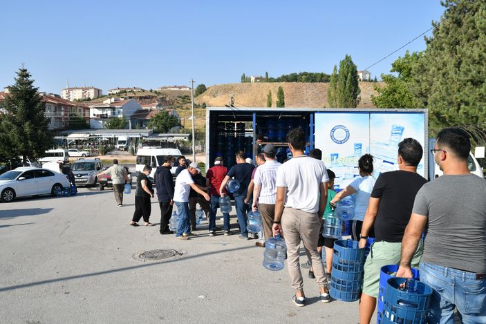 i Eskişehir'de su kuyruğundaki vatandaşlar isyan etti