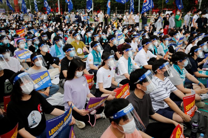 Güney Kore'de doktor adayları, koronavirüse rağmen greve gidiyor