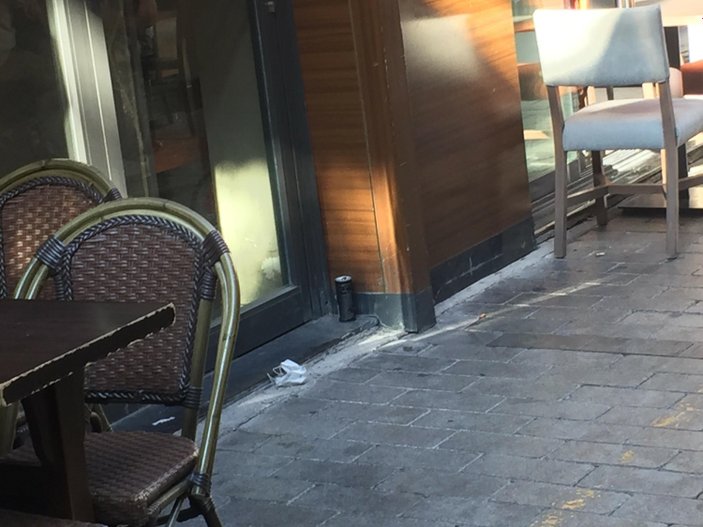 İzmir'de bir kadın sokak ortasında tuvaletini yaptı
