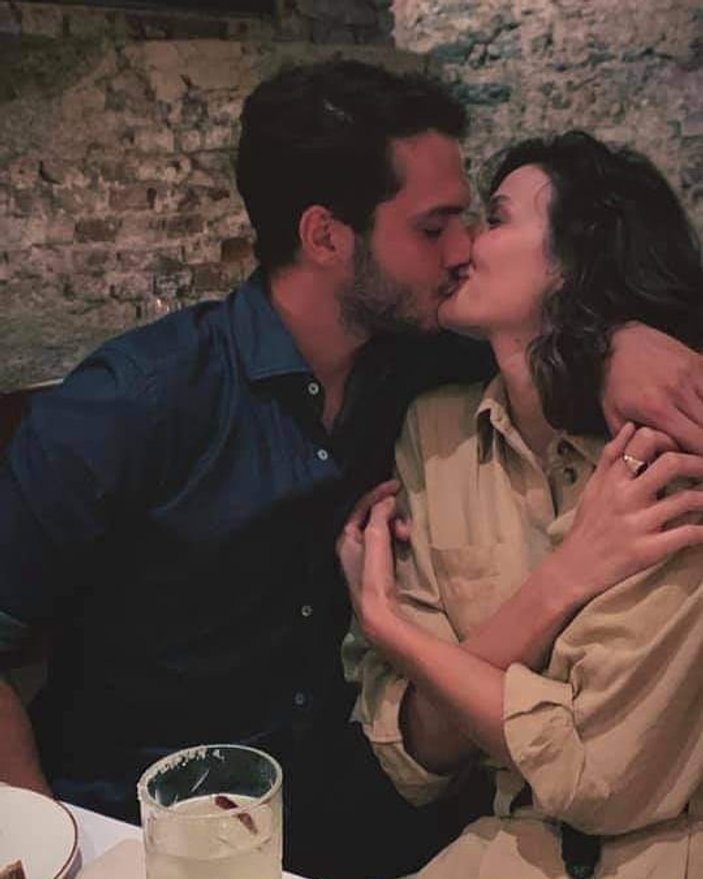 Büşra Develi'ye doğum günü öpücüğü