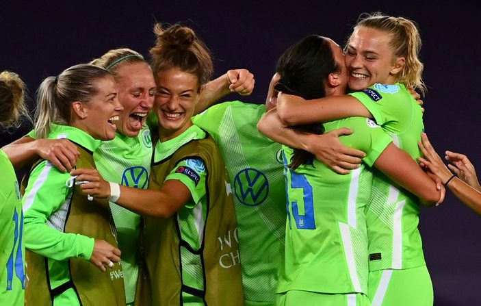 r UEFA Kadınlar Şampiyonlar Ligi'nde Wolfsburg finalist oldu