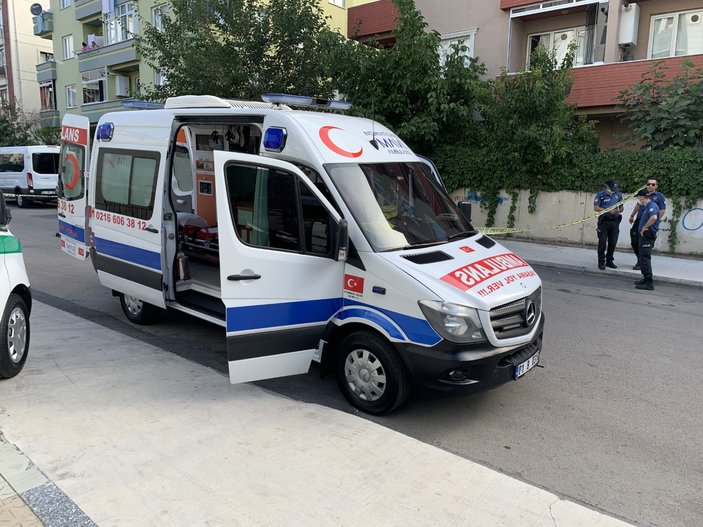 Pendik'te ambulans şoförü lastik değiştirirken silahlı saldırıya uğradı