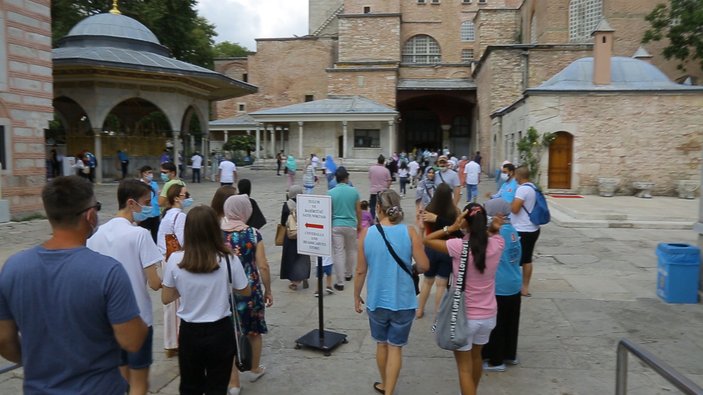 Ayasofya'ya girişlerde kıyafet düzenlemesi