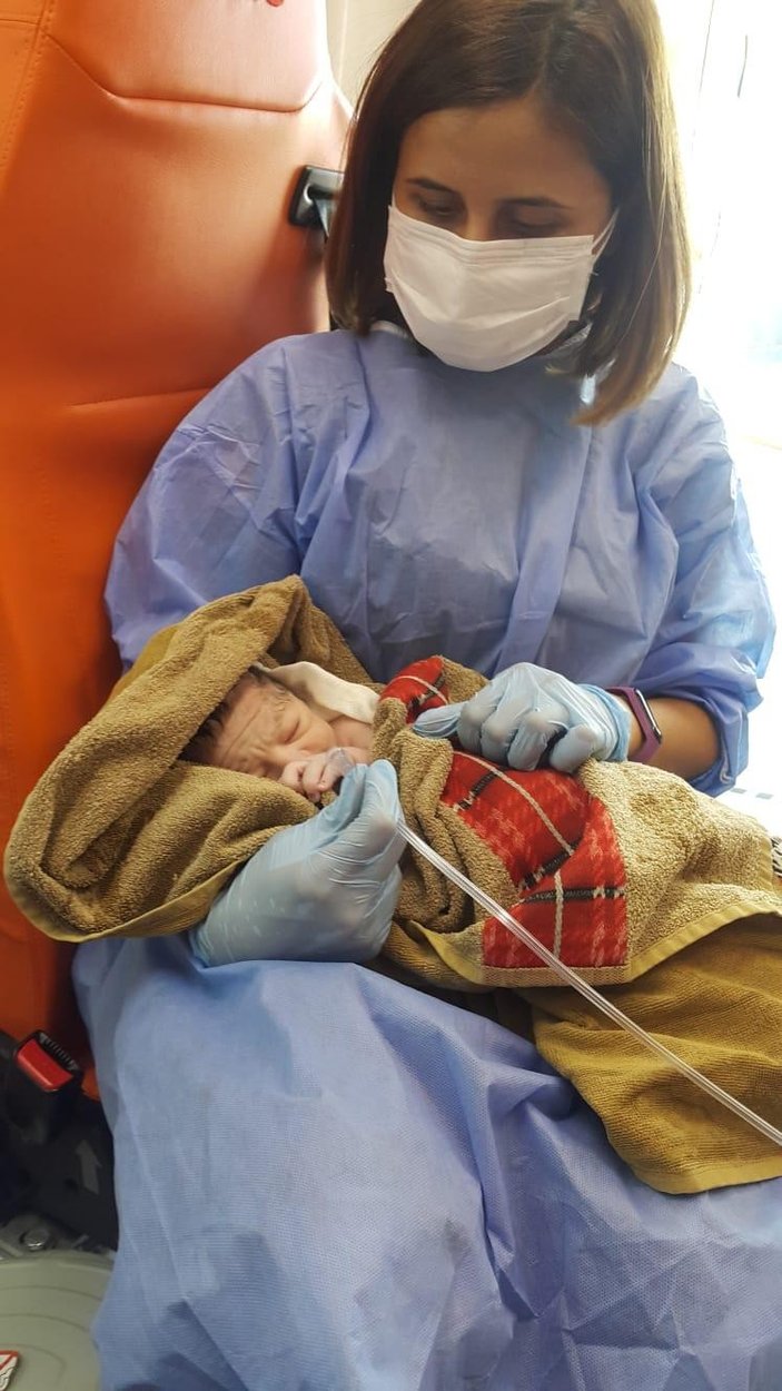 Eskişehir'de hastaneye götürülen anne, ambulansta doğum yaptı
