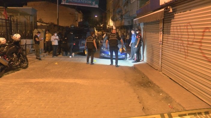 Beyoğlu'nda parkta oturan gruba silahlı saldırı: 4 yaralı