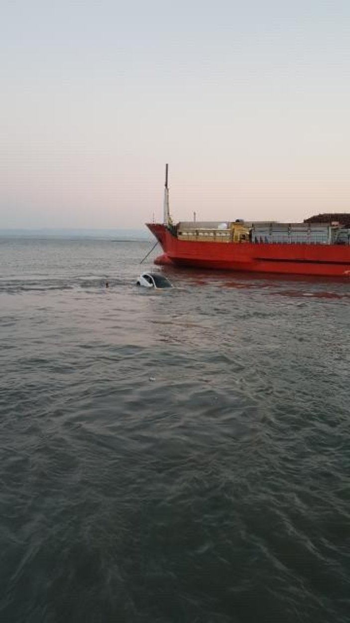Çanakkale’de el freni inik unutulan bir otomobil denize uçtu