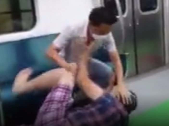 Güney Kore'de metroya maskesiz bindi, uyarılınca yolculara saldırdı