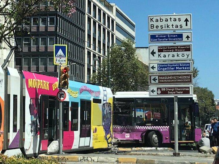 İstanbul'da tramvay halk otobüsüne çarptı