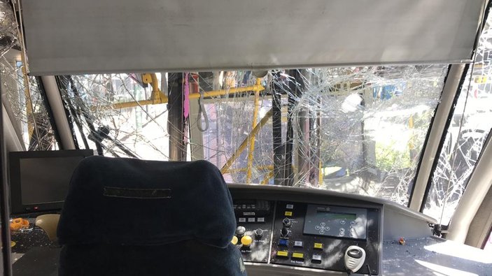 İstanbul'da tramvay halk otobüsüne çarptı