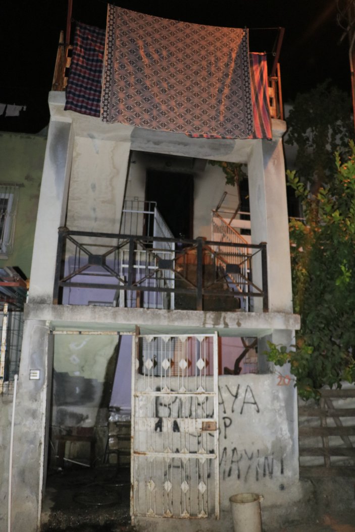 Adana'da bir kişi oturduğu evi yakıp dumandan etkilendi