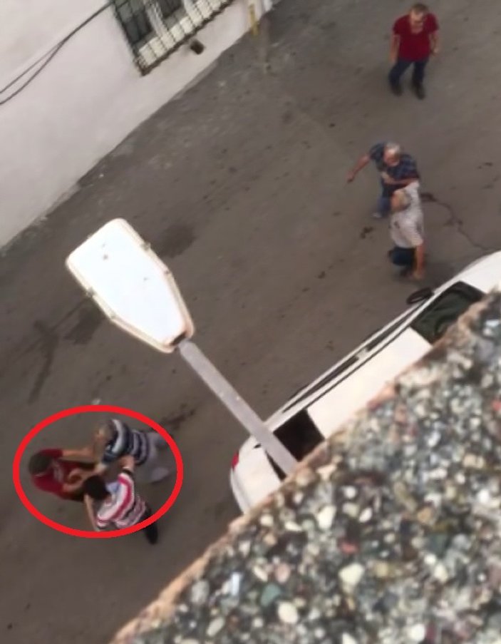 Bursa'da sokakta oynayan çocukları dövüp, bıçakla kovaladılar