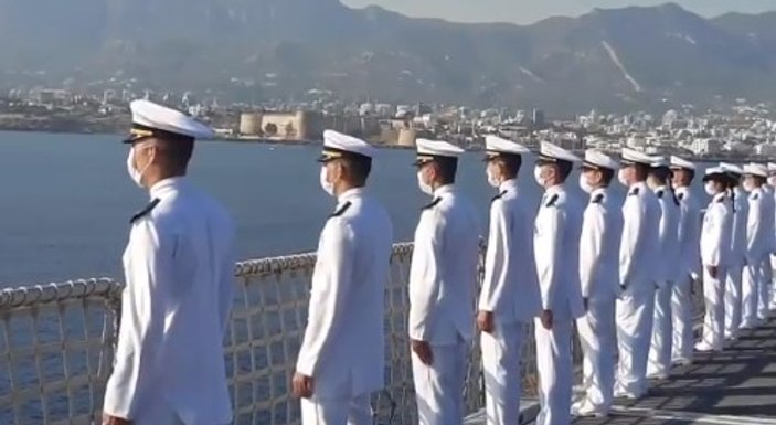 Doğu Akdeniz'de eğitimdeki askerlerden KKTC'ye selam
