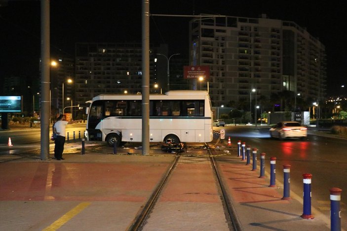 İzmir'de motosiklet minibüse çarptı: 1 ölü, 1 yaralı