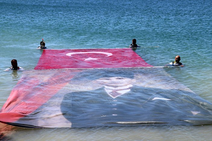 Kayseri'de balık adamlar, suda Türk bayrağı ve Atatürk posteri açtı