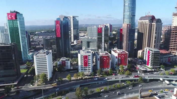 İstanbul'da gökdelenler dev Türk bayraklarıyla donatıldı