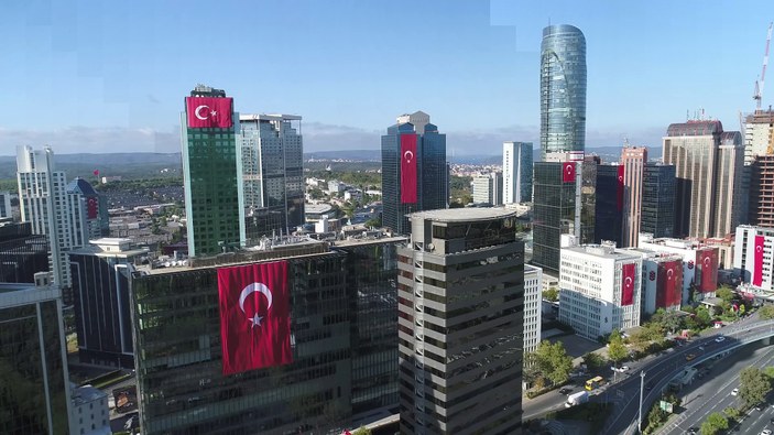 İstanbul'da gökdelenler dev Türk bayraklarıyla donatıldı