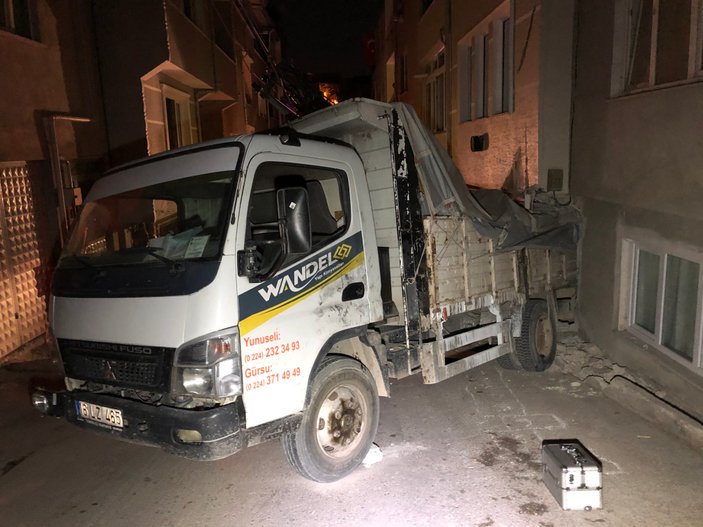 Bursa'da genç kız, kamyonet ile bina arasında sıkışarak can verdi