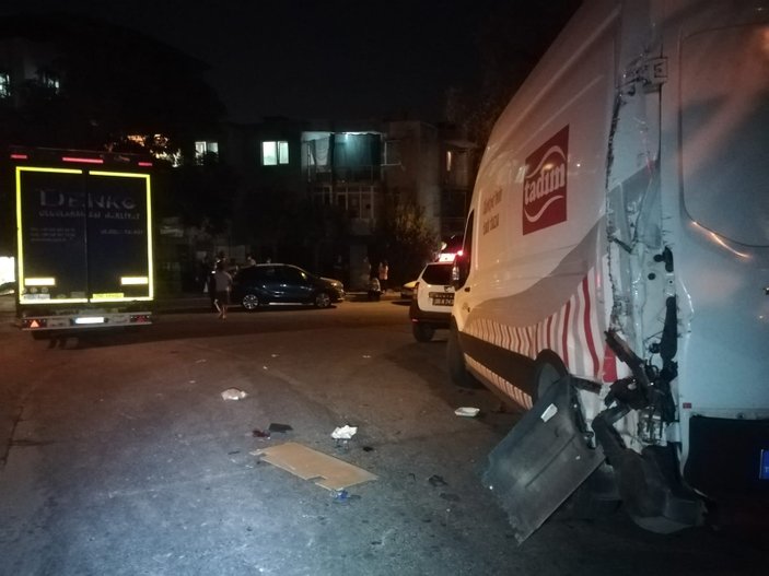 İzmir'de freni tutmayan tır, araçlara çarpıp bina bahçesine girdi