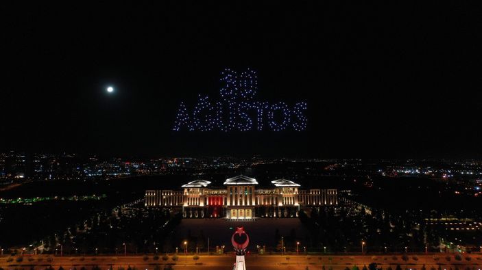 Beştepe'de 300 drone ile ışık gösterisi yapıldı