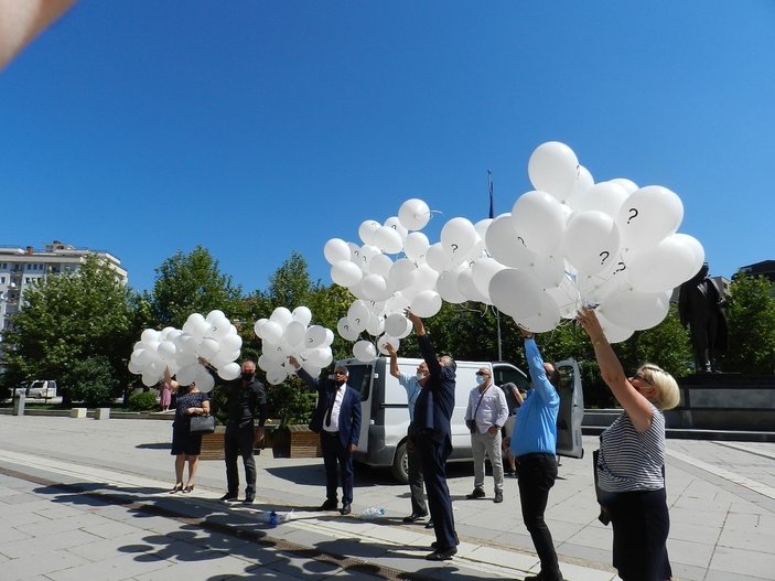 Kosova'da kayıplar için beyaz balon uçuruldu