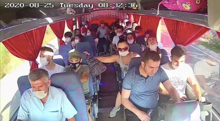 Antalya'da halk otobüsünün araçların arasına daldığı anlar