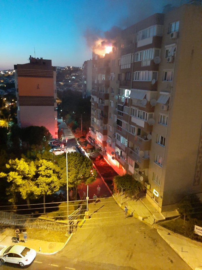 İzmir'de 8 katlı bir binanın son katında yangın çıktı