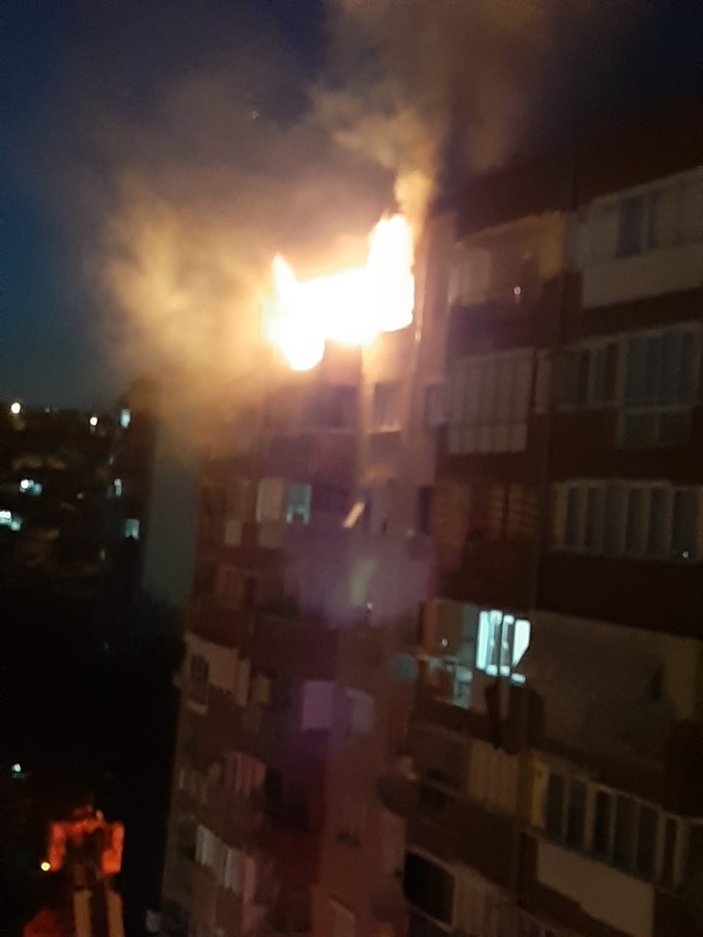 İzmir'de 8 katlı bir binanın son katında yangın çıktı