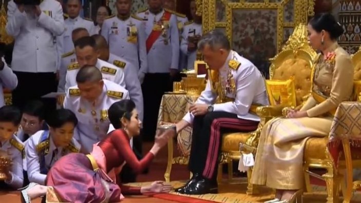 Tayland Kralı resmi metresini affetti