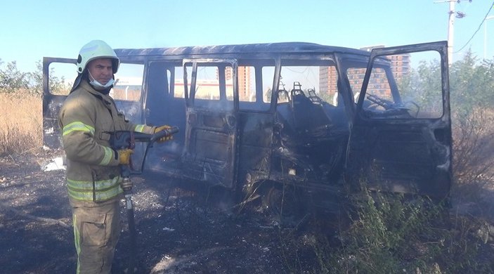 Silivri'de park halindeki minibüs yandı