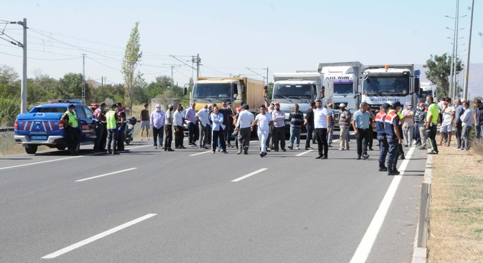Kayseri'de eşek üzerinde raylardan geçen 2 arkadaşa tren çarptı, biri öldü