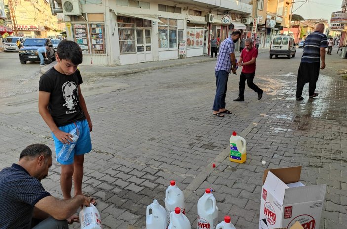 Adana'da koronavirüs korkusu yüzünden mahalleyi çamaşır sularıyla yıkadılar