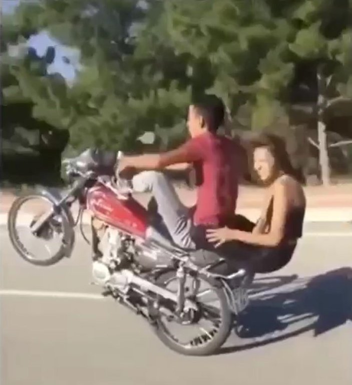 Antalya'da motosikletli iki gencin tehlikeli yolculuğu