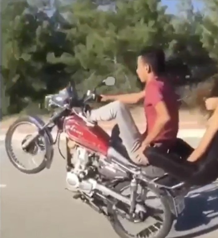Antalya'da motosikletli iki gencin tehlikeli yolculuğu