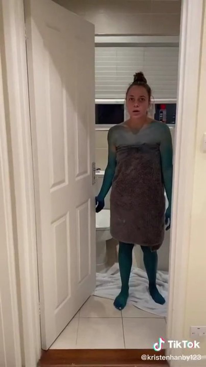 Eşini duş sonrası Avatar’a dönüştürdü